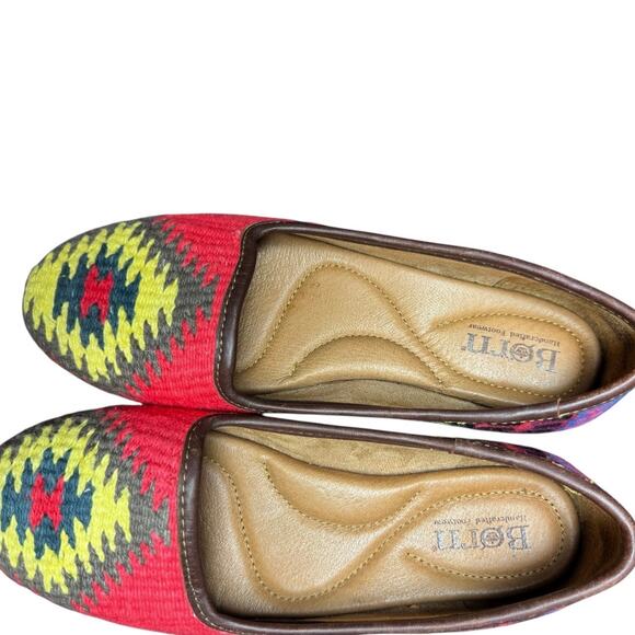 BORN Women’s Giselle Flat Shoes In Red Multi Aztec Size 7.5 - Picture 3 of 8